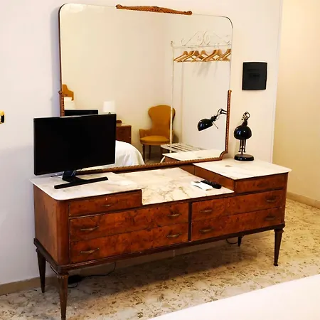 Domus Lux Apartment *